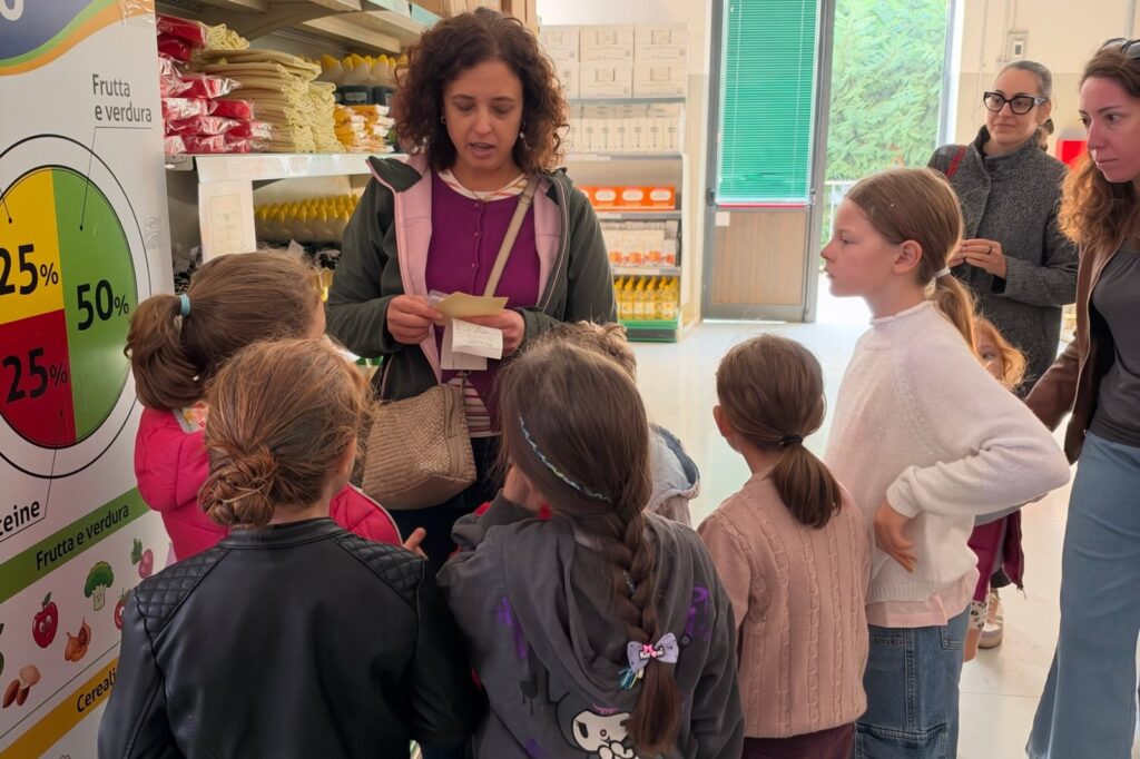 Bambini all'Emporio Solidale del Lodigiano durante il laboratorio Il cibo è un tesoro