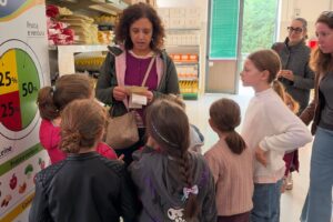Bambini all'Emporio Solidale del Lodigiano durante il laboratorio Il cibo è un tesoro